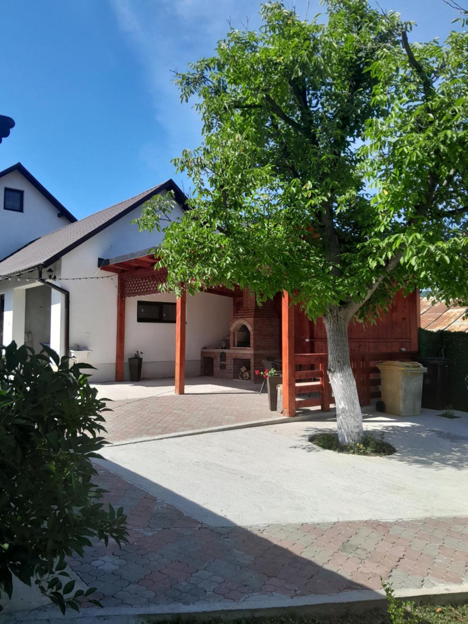 Casa Bianca Oncesti Guest House Exterior photo